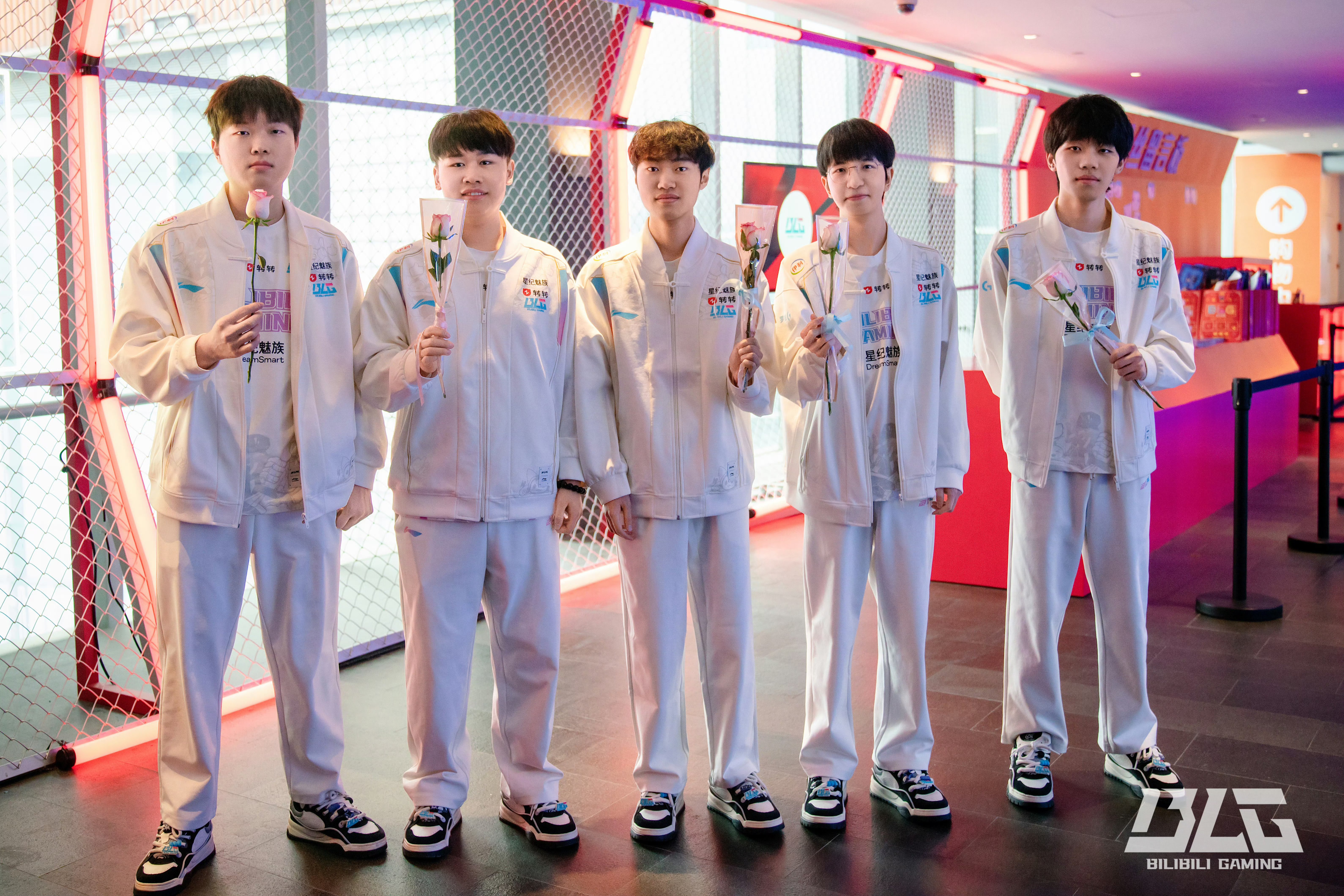 RNG险胜WBG,Meiko关键团战开团秒人激烈交锋小组赛,让粉丝疯狂欢呼 RNG险胜WBG,Meiko关键团战开团秒人激烈交锋小组赛,让粉丝疯狂欢呼