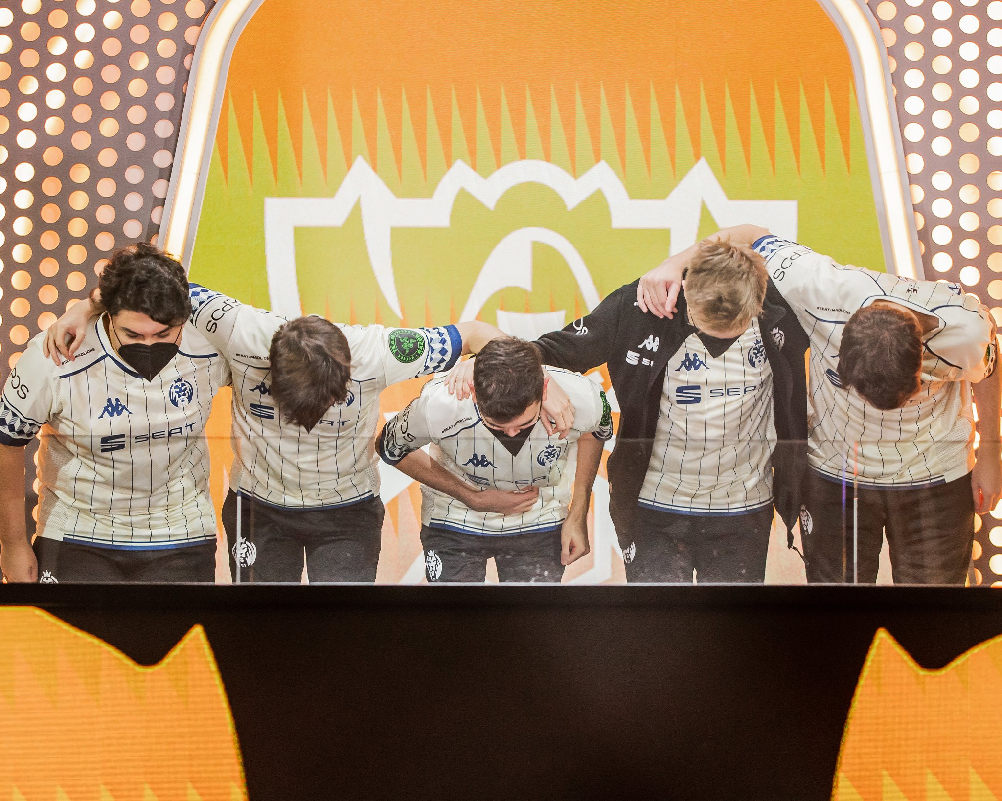 MAD力克EG，369极限生还后反打顶尖较量小组赛，让粉丝疯狂欢呼